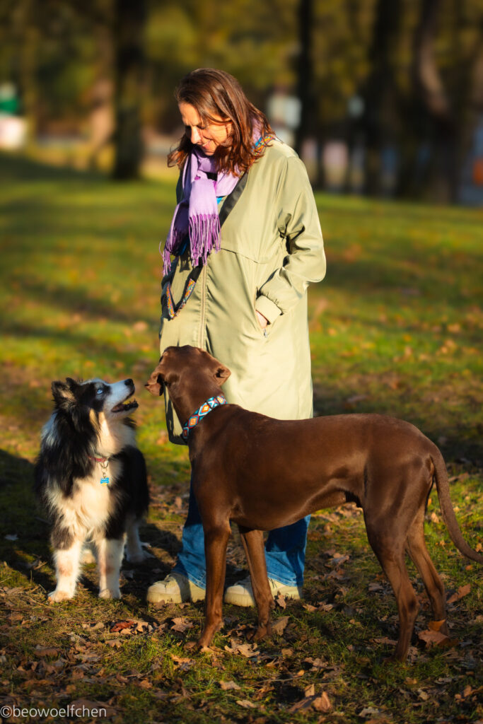 Frau mit zwei Hunden