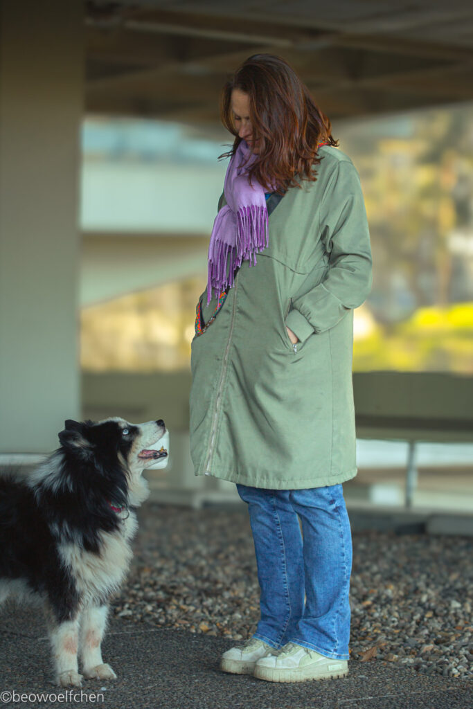 Frau mit Hund blickt sich an