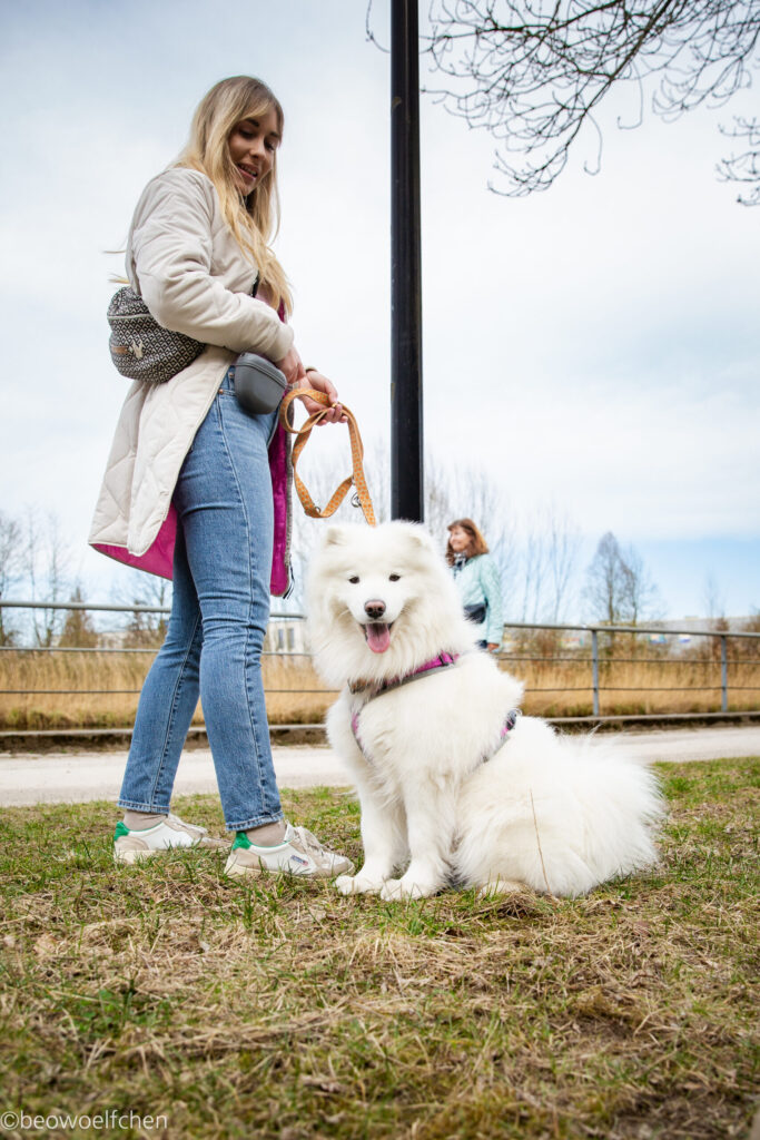 Frau mit weißem Hund