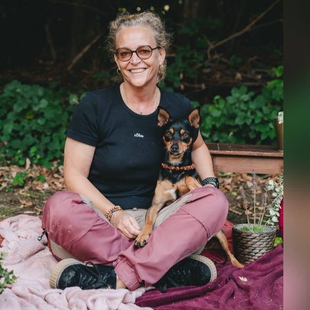 Frau mit Hund im Freien